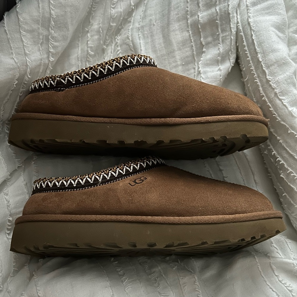 Taxman Ugg Slippers

PRICE IS NOT SET, OFFERS ARE FINE!!